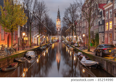 Amsterdam canal with Zuiderkerk 85254990