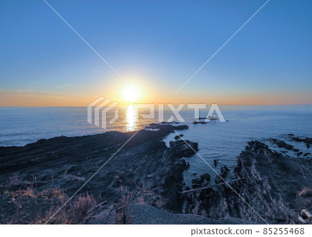 The setting sun at Motona Cape, Kyonan Town in December 85255468