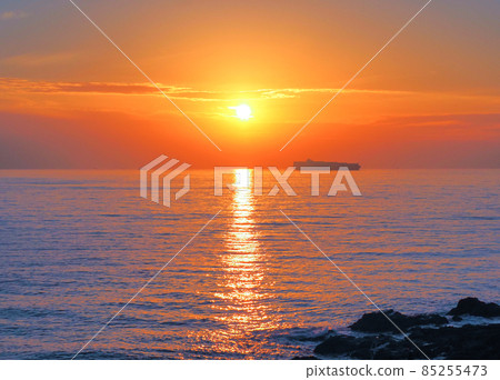 The setting sun at Motona Cape, Kyonan Town in December 85255473