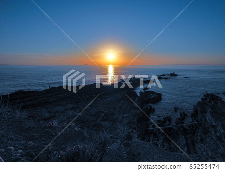The setting sun at Motona Cape, Kyonan Town in December 85255474