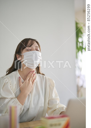 一名年輕女子因花粉症而喉嚨痛 85256299