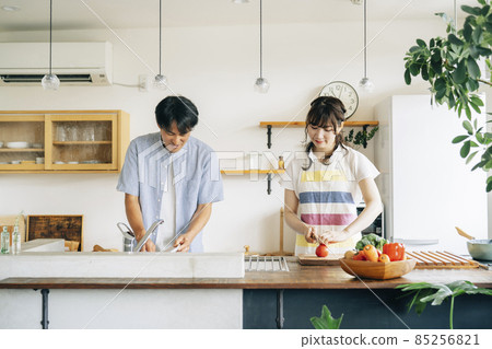 一個做飯的女人和一個洗碗的男人（情侶） 85256821