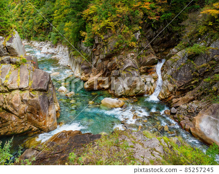 Autumn scenery in the corridor under the Kurobe Gorge in the Northern Alps Cross Gorge Autumn scenery in the corridor under the Kurobe Gorge in the Northern Alps Cross Gorge 85257245