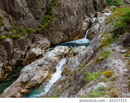 Autumn scenery in the corridor under the Kurobe Gorge in the Northern Alps Hakuryu Gorge Autumn scenery in the corridor under the Kurobe Gorge in the Northern Alps Hakuryu Gorge 85257315