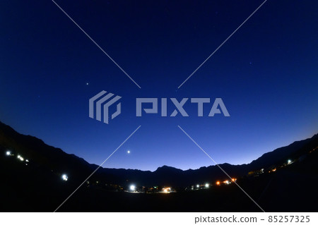Hakushu-cho, Hokuto City, planetary alignment shining in the evening sky (Jupiter, earthenware, Venus from the upper left) 85257325