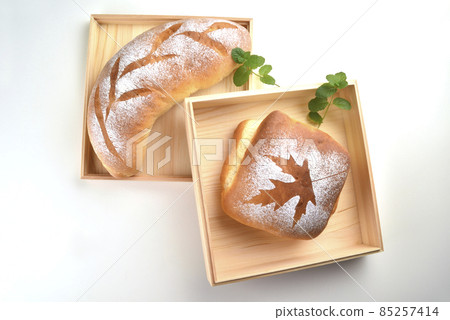 Homemade bread placed in a wooden box 85257414