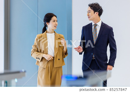 Business scene Young businessman shooting cooperation "LINK FOREST" 85257847