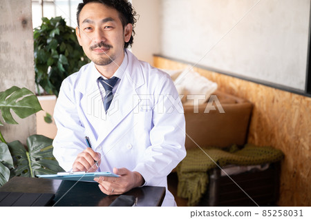 一個像醫生一樣微笑著看著鏡頭的男人 85258031