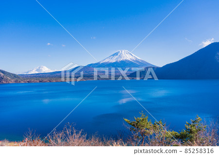 [Yamanashi Prefecture] From Lake Motosu, Mt. Fuji in winter 85258316