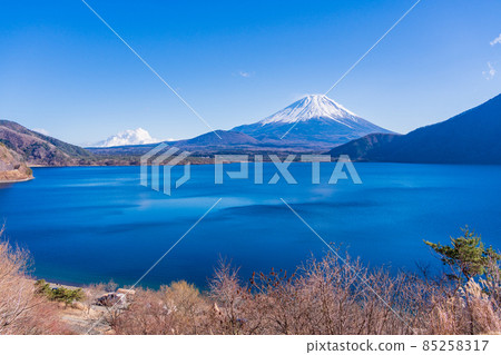 [Yamanashi Prefecture] From Lake Motosu, Mt. Fuji in winter 85258317