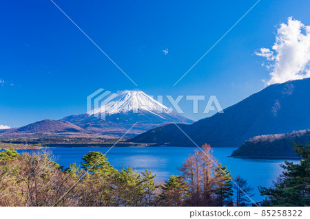 [Yamanashi Prefecture] From Lake Motosu, Mt. Fuji in winter 85258322