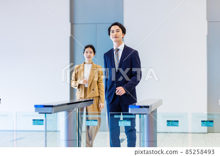 Business scene Young businessman shooting cooperation "LINK FOREST" 85258493