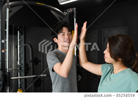 高五的男人和女人在健身房做雙人訓練 高五的男人和女人在健身房做雙人訓練 85258559