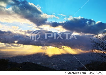 Co-starring the sunset and clouds 85259255