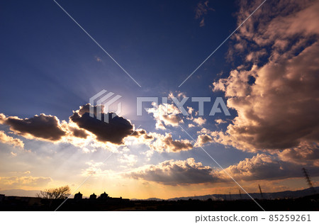 Co-starring the sunset and clouds 85259261