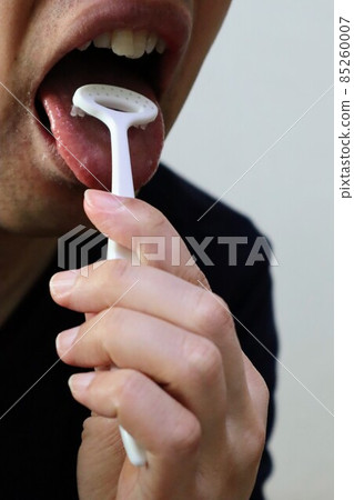 A person who cleans the tongue with a tongue brush 85260007