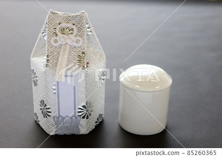 骨灰袋一字排開的骨灰盒 骨灰袋一字排開的骨灰盒 85260365