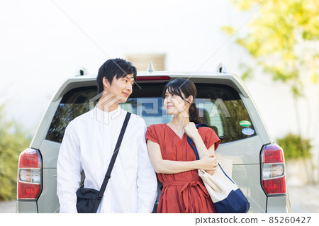 去兜風的年輕男女 85260427