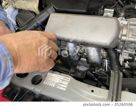 Car mechanic Hands during oil change work 85260506