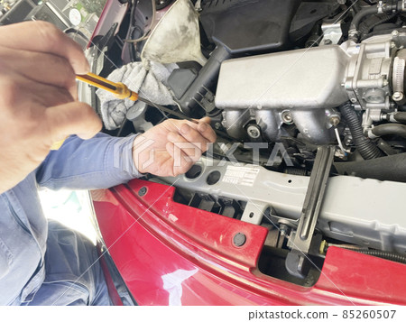 Car mechanic Hands during oil change work 85260507