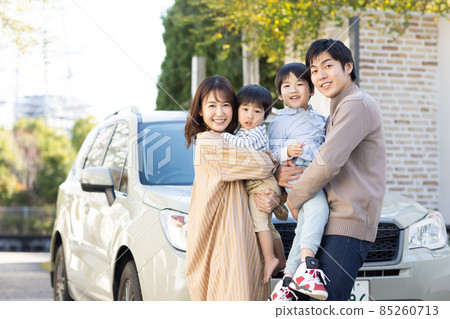Family going out by car 85260713