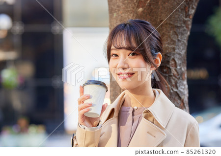 在城市開會的婦女 在城市開會的婦女 85261320