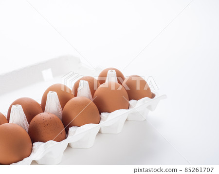 Red eggs in a paper pack 85261707