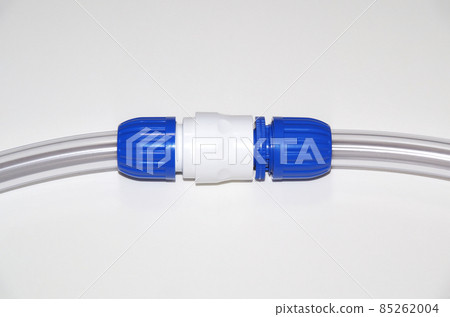 Transparent pipe connected with easily removable relay parts 85262004