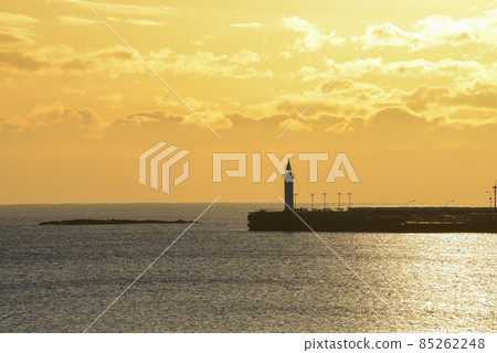 夕陽映照下的海與堤岸【江之島湘南大堤】白色燈塔 85262248