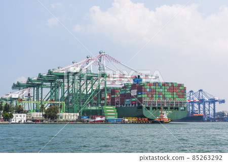 The container ship is about to dock at the port of Kaohsiung, Taiwan 85263292