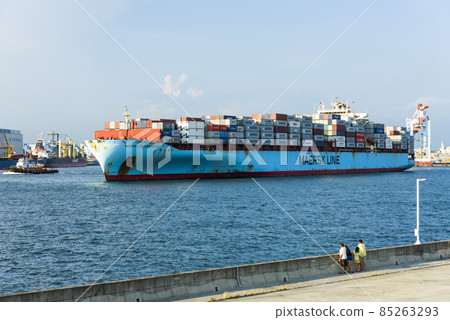 The container ship is leaving the Port of Kaohsiung, Taiwan. 85263293