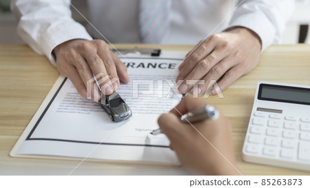 Dealer or manager gives the car to the customers who sign the car purchase documents with insurance, Signing a contract to buy a car that is legal, Document signing and credit approval Concept. Dealer or manager gives the car to the customers who sign the car purchase documents with insurance, Signing a contract to buy a car that is legal, Document signing and credit approval Concept. 85263873