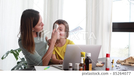 Mother measures temperature of son via videocall with doctor 85264077