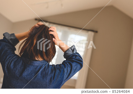 One suffering woman 85264084