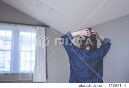 One suffering woman One suffering woman 85264144
