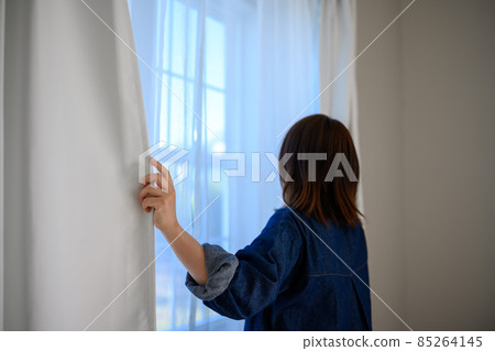 Open the curtain ... Open the curtain ... 85264145