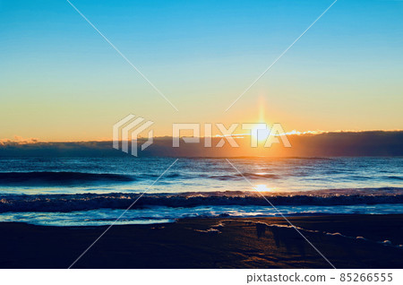 Late December, sunrise on the Kujihama coast, Ibaraki prefecture 85266555