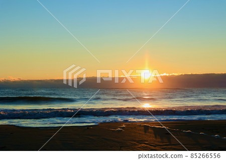 Late December, sunrise on the Kujihama coast, Ibaraki prefecture 85266556