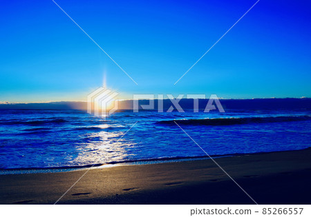 Late December, sunrise on the Kujihama coast, Ibaraki prefecture 85266557