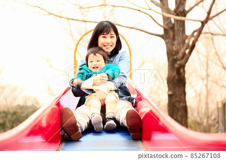Parents and children playing on the slide Parents and children playing on the slide 85267108