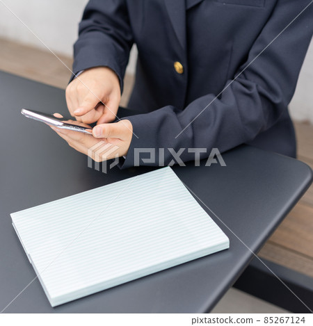 操作智能手機的女高中生 85267124