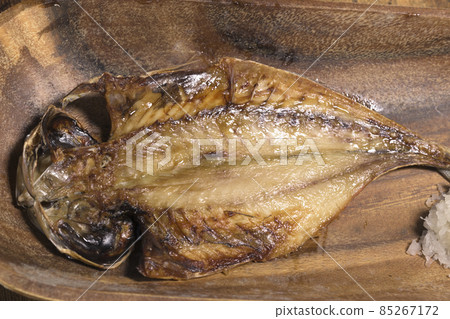 桌上新鮮出爐的竹莢魚乾魚 桌上新鮮出爐的竹莢魚乾魚 85267172