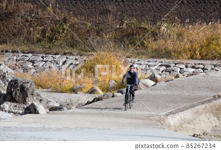 Cycling the subsidence bridge in the view of dog stone dog running Cycling the subsidence bridge in the view of dog stone dog running 85267234
