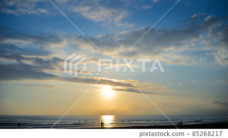 湘南海藍天、日落和衝浪者 85268217
