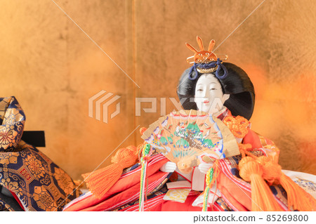 Hina dolls in the background of the golden folding screen of the Hinamatsuri image 85269800