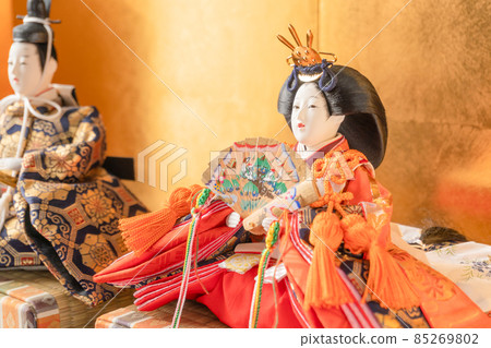 女兒節圖像的金色屏風背景中的雛娃娃 85269802