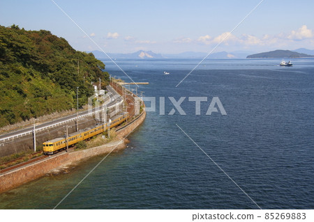 Sanyo Main Line 115 series seen from Suo Bridge (Yamaguchi area: Iwakuni ⇔ Shimonoseki) 85269883