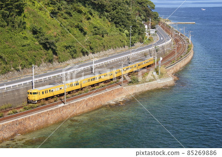 Sanyo Main Line 115 series seen from Suo Bridge (Yamaguchi area: Iwakuni ⇔ Shimonoseki) 85269886