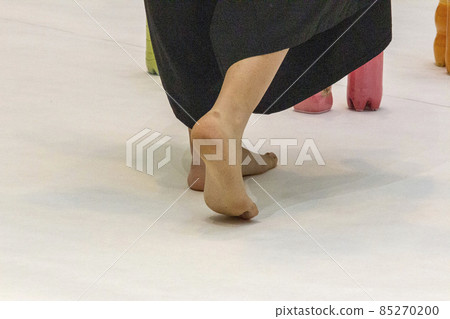 在書法上跳舞的高中女生 在書法上跳舞的高中女生 85270200