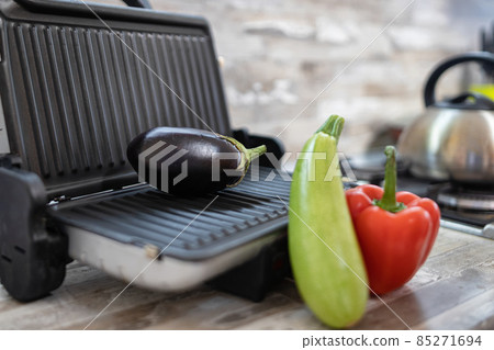 Proper nutrition is simple: grilled vegetables in kitchen Proper nutrition is simple: grilled vegetables in kitchen 85271694